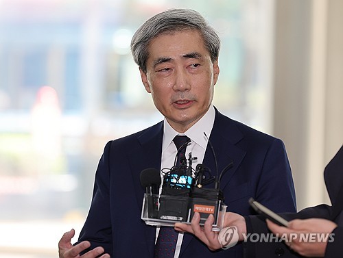 (서울=연합뉴스) 서명곤 기자 = 신현송 한국은행 총재 후보자가 31일 서울 중구 한화금융플라자에 마련된 인사청문회 준비 사무실로 출근하며 취재진의 질문에 답하고 있다. 2026.3.31 seephoto@yna.co.kr