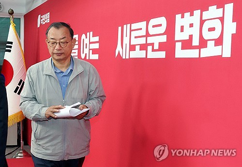 회견장 나서는 이정현 공천관리위원장