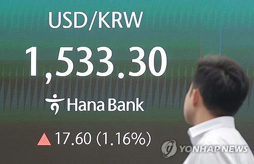 (서울=연합뉴스) 류영석 기자 = 원/달러 환율이 장중 1,530원 넘어선 31일 서울 중구 하나은행 본점 딜링룸에 실시간 환율 정보가 표시되고 있다.2026.3.31 ondol@yna.co.kr