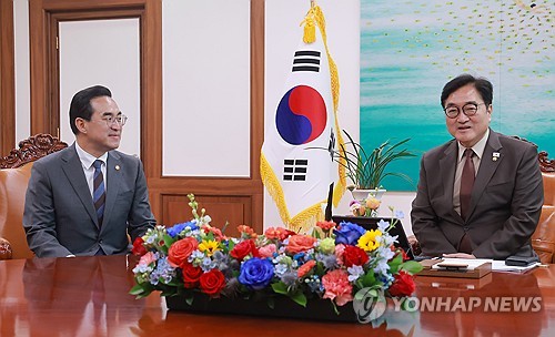 (서울=연합뉴스) 신현우 기자 = 우원식 국회의장이 31일 국회의장실에서 박홍근 기획예산처 장관을 접견, 발언하고 있다. 2026.3.31 nowwego@yna.co.kr