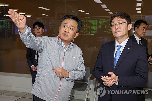 박윤영 KT 대표, 취임식 대신 현장으로…'고객 신뢰 회복' 총력_최정우