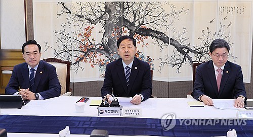 (서울=연합뉴스) 이정훈 기자 = 구윤철 부총리 겸 재정경제부 장관이 1일 서울 종로구 정부서울청사에서 열린 거시재정 금융간담회에서 발언하고 있다. 왼쪽부터 박홍근 기획예산처 장관, 구윤철 부총리, 이억원 금융위원장. 2026.4.1 uwg806@yna.co.kr