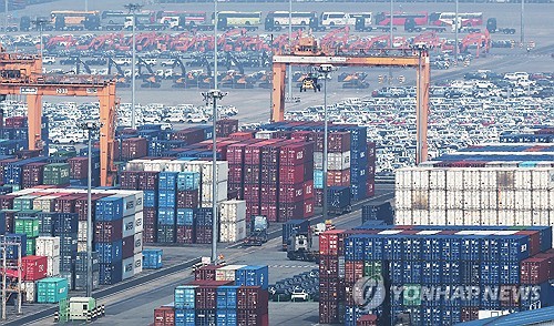 평택항에 컨테이너가 쌓여 있는 모습