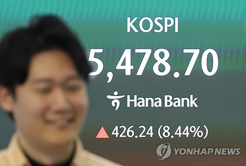 [증시-마감] 코스피, '종전 기대·WGBI 편입' 겹호재에 8.4% 폭등_이규선