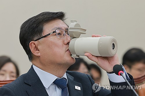 목 축이는 김성환 기후부 장관