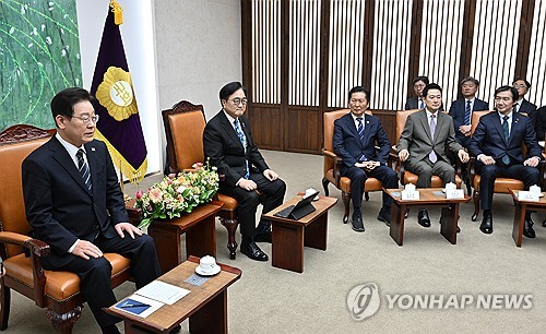 이재명 대통령, 추경 연설 전 환담