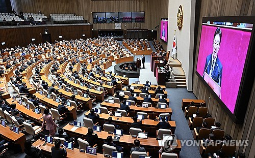 與 "더 이상 머뭇거릴 시간 없다…추경 신속한 처리 나서야"_황남경