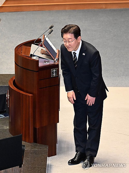 '전쟁 추경' 시정 연설 전 국민의힘 의원들에게 인사하는 이재명 대통령