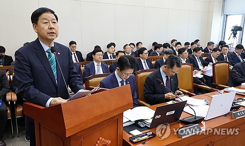 (서울=연합뉴스) 이동해 기자 = 구윤철 부총리 겸 재정경제부 장관이 2일 국회에서 열린 재정경제기획위원회 전체 회의에서 2026년도 제1회 추가경정예산안에 관해 설명하고 있다. 2026.4.2 eastsea@yna.co.kr