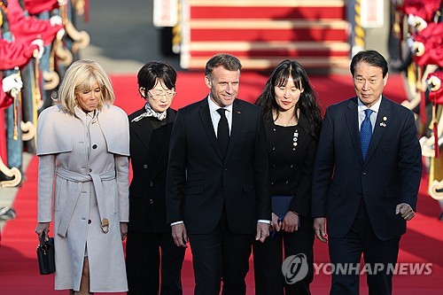 李대통령, 국빈 방한 마크롱과 만찬…BTS 사인 앨범 선물_정지서