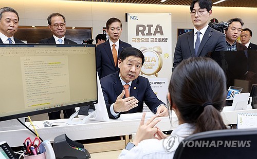 (서울=연합뉴스) 박동주 기자 = 구윤철 부총리 겸 재정경제부 장관이 3일 서울 여의도 NH투자증권 본사에서 직원으로부터 RIA(국내시장 복귀계좌) 출시 관련 상품 설명을 듣고 있다. 2026.4.3 [공동취재] pdj6635@yna.co.kr