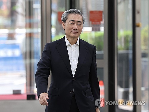 (서울=연합뉴스) 김주형 기자 = 신현송 한국은행 총재 후보자가 6일 서울 중구 한화금융플라자에 마련된 인사청문회 준비사무실로 출근하고 있다. 2026.4.6 kjhpress@yna.co.kr