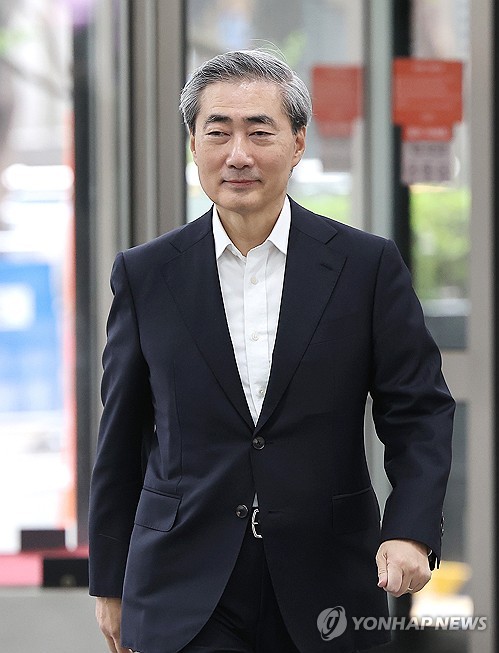 (서울=연합뉴스) 김주형 기자 = 신현송 한국은행 총재 후보자가 6일 서울 중구 한화금융플라자에 마련된 인사청문회 준비사무실로 출근하고 있다. 2026.4.6 kjhpress@yna.co.kr