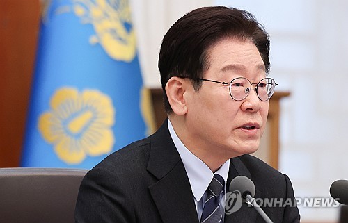李대통령 "투기 위해 돈 빌려 부동산 구매하는 일 없도록 손봐야"(종합)_정지서