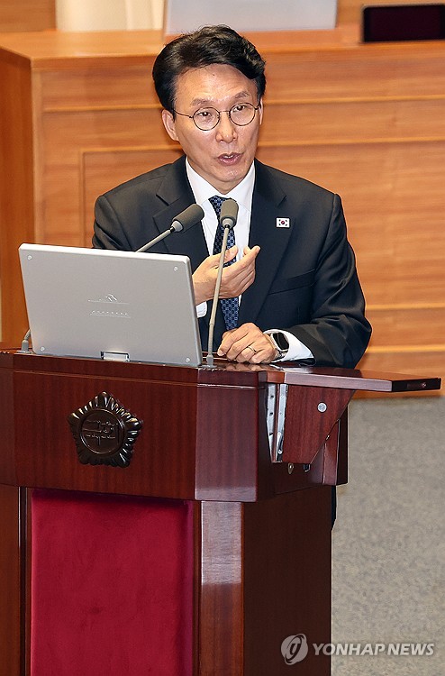 (서울=연합뉴스) 배재만 기자 = 김민석 국무총리가 6일 국회에서 열린 경제 분야 대정부 질문에서 더불어민주당 이언주 의원의 질문에 답하고 있다. 2026.4.6 scoop@yna.co.kr