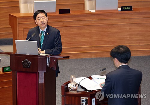 (서울=연합뉴스) 배재만 기자 = 구윤철 부총리 겸 재정경제부 장관이 6일 국회에서 열린 경제 분야 대정부 질문에서 더불어민주당 오기형 의원의 질문에 답하고 있다. 2026.4.6 scoop@yna.co.kr