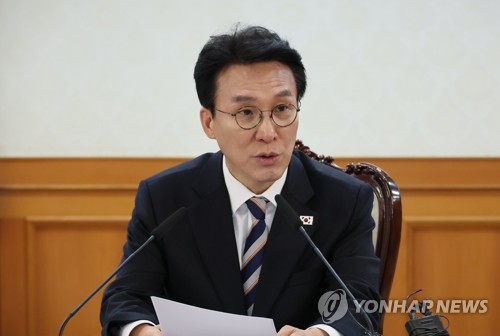 金총리 "사재기 등 시장질서 교란 무관용…추경 차질없게 장관들 나서달라"_정지서