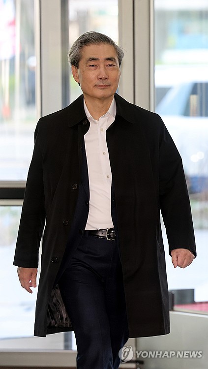 (서울=연합뉴스) 박동주 기자 = 신현송 한국은행 총재 후보자가 8일 서울 중구 한화금융플라자에 마련된 인사청문회 준비사무실로 출근하고 있다. 2026.4.8 pdj6635@yna.co.kr