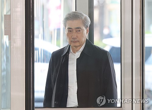 (서울=연합뉴스) 박동주 기자 = 신현송 한국은행 총재 후보자가 8일 서울 중구 한화금융플라자에 마련된 인사청문회 준비사무실로 출근하고 있다. 2026.4.8 pdj6635@yna.co.kr