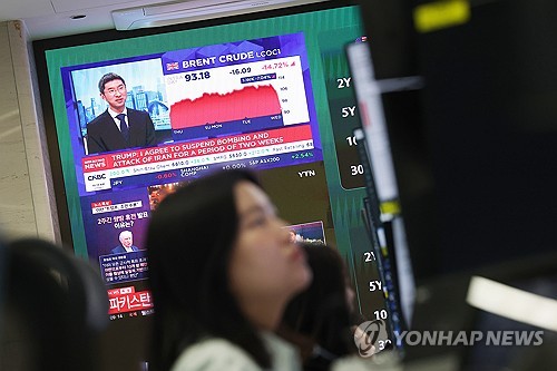 (서울=연합뉴스) 김성민 기자 = 8일 서울 중구 하나은행 본점 딜링룸 현황판에 브렌트유 관련 뉴스가 표시되고 있다. 2026.4.8 ksm7976@yna.co.kr