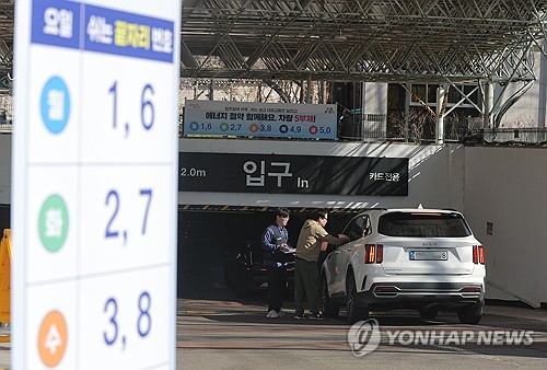 고유가에 차량 5부제 할인 특약…車 보험 연 2% 할인_이수용
