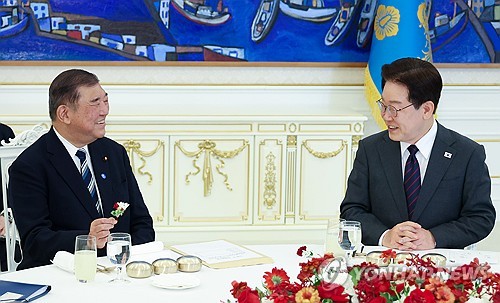 이시바 전 日총리, 李대통령 재회…"일본서 인기 많으시다"_정지서