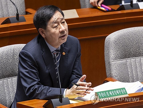 (서울=연합뉴스) 황광모 기자 = 구윤철 부총리 겸 재정경제부 장관이 8일 국회에서 '전쟁 추경' 심의를 위한 예산결산특별위원회 전체 회의에 참석해 질의에 답하고 있다. 2026.4.8 hkmpooh@yna.co.kr