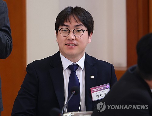 李대통령, '보궐 출마설' 하정우 수석에 "작업 들어온다고 넘어가면 안돼요"_온다예