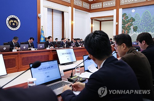 수석보좌관회의 주재하는 이재명 대통령