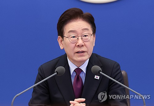 李대통령 "오목 좀 둔다고 명인전 훈수하는 분들, 판에 엎어지면 안돼"_정지서