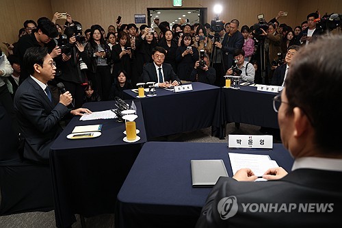 '통신3사 CEO 한자리에'…배경훈 부총리 "해킹 과오 넘어 민생 기여해야"_최정우