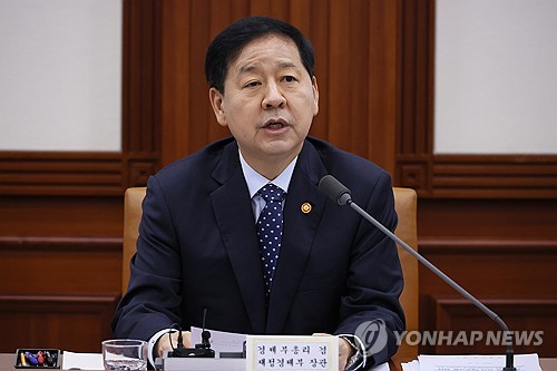 구윤철 "보건의료·생활필수품에 나프타 등 원료 최우선 공급"_최욱