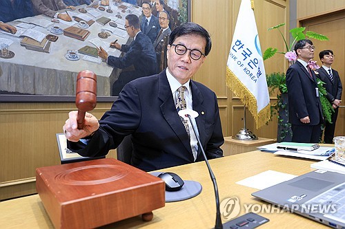 금통위 "올해 물가, 2%대 중후반 상승…성장률 2% 밑돌 것"(종합)_손지현