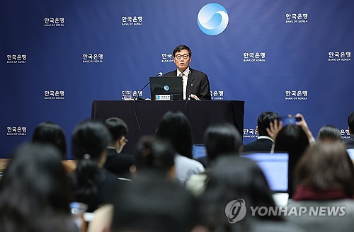 (서울=연합뉴스) 김성민 기자 = 이창용 한국은행 총재가 10일 서울 중구 한국은행 본관에서 열린 금융통화위원회 본회의 후 기자간담회에서 발언하고 있다. 2026.4.10 ksm7976@yna.co.kr