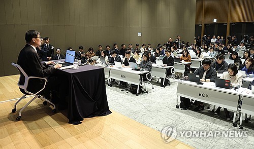 이창용 "현시점 인상·인하 여부보다 중동사태 추이 먼저 봐야"(종합)_손지현