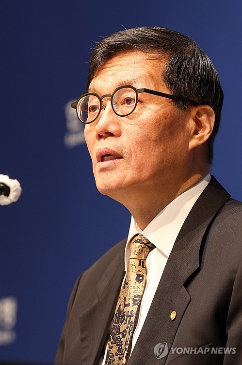 한은 떠나는 이창용 "외환시장 개입·금리정책으로 환율 관리하면 부작용"_손지현