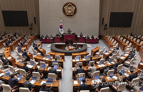 (서울=연합뉴스) 황광모 기자 = 10일 국회에서 열린 예산결산특별위원회 전체 회의에서 진성준 예결위원장이 정부가 제출한 '26.2조' 추가경정예산을 통과시키고 있다. 2026.4.10 hkmpooh@yna.co.kr