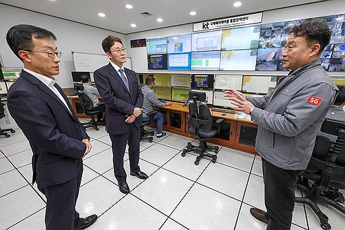 KT 박윤영 대표, 부산 국제통신센터 현장 점검…"네트워크 관리에 만전"_최정우