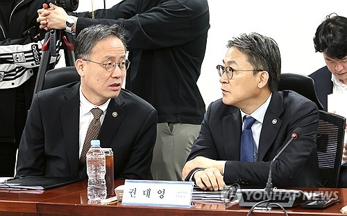 이형일 부총리 겸 재정경제부 장관과 권대영 신임 1차관