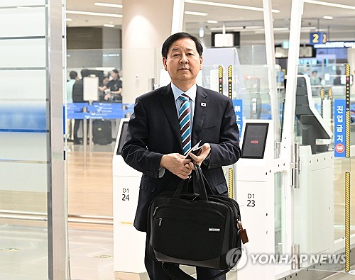 (서울=연합뉴스) 구윤철 부총리 겸 재정경제부 장관이 지난 13일 미국 뉴욕에서 열리는 한국경제설명회 및 주요 20개국(G20) 재무장관회의에 참석하기 위해 인천국제공항을 통해 출국하고 있다. 2026.4.14 [재정경제부 제공. 재판매 및 DB 금지] photo@yna.co.kr