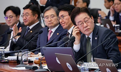 (서울=연합뉴스) 한상균 기자 = 이재명 대통령이 14일 청와대에서 열린 국무회의 겸 비상경제점검회의에서 참석자 발언을 듣고 있다. 2026.4.14 xyz@yna.co.kr