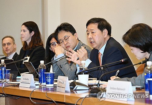(서울=연합뉴스) 구윤철 부총리 겸 재정경제부 장관이 14일(현지시간) 미국 뉴욕 주UN 대한민국 대표부에서 열린 한국경제 투자설명회(IR)에서 중동상황 대응현황과 정부 경제정책방향 등을 설명하고 있다. 2026.4.15 [재정경제부 제공. 재판매 및 DB 금지] photo@yna.co.kr