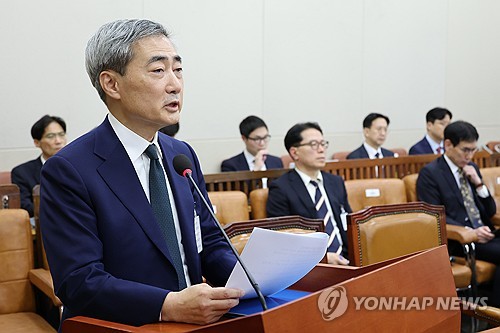 (서울=연합뉴스) 이동해 기자 = 신현송 한국은행 총재 후보자가 15일 국회 재정경제기획위원회에서 열린 인사청문회에서 인사말하고 있다. 2026.4.15 eastsea@yna.co.kr