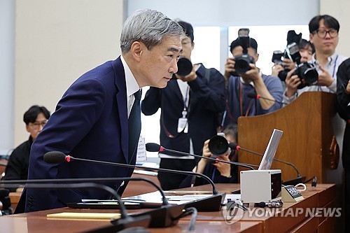 선서문 전달하고 자리 착석하는 신현송 후보자