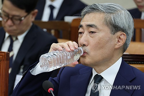 (서울=연합뉴스) 이동해 기자 = 신현송 한국은행 총재 후보자가 15일 국회 재정경제기획위원회에서 열린 인사청문회에서 물을 마시고 있다. 2026.4.15 eastsea@yna.co.kr