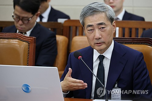 답변하는 신현송 한국은행 총재 후보자