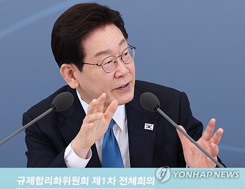 李대통령 "규제개혁 차르 진짜 필요"…김정관 "로봇 차르는 제가"_정지서