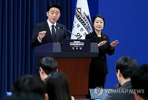 강훈식 "석유 최고가격제는 계속 시행…가격 조정 필요한지 토론 중"_온다예