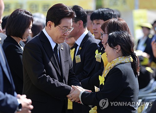 세월호 유가족과 인사하는 이재명 대통령