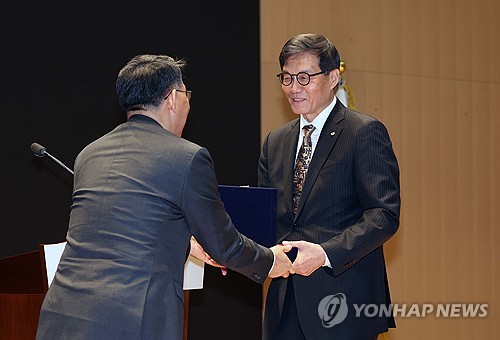 (서울=연합뉴스) 이지은 기자 = 이창용 한국은행 총재가 20일 서울 중구 한국은행 별관에서 열린 이임식에서 한은패를 받고 있다. 2026.4.20 [공동취재] jieunlee@yna.co.kr